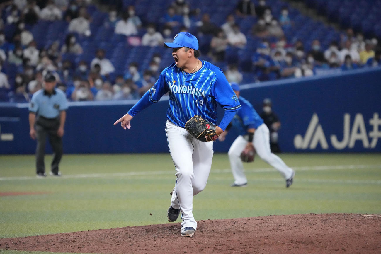 中日対DeNA 9回裏、DeNA4番手で登板する山崎（撮影・森本幸一）