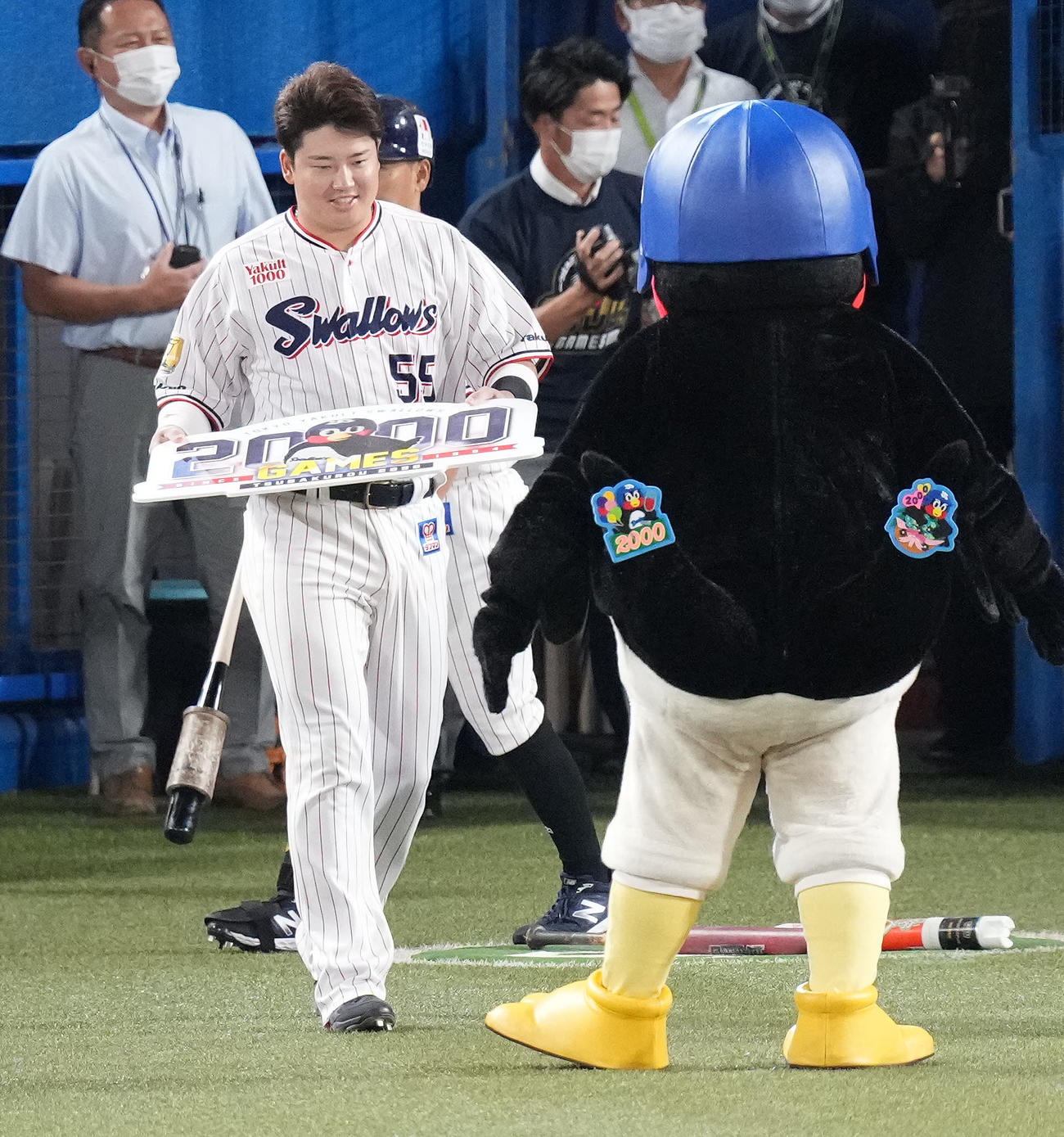 ヤクルト対巨人　主催2000試合出場を達成し、ヤクルト村上からパネルを受け取るつば九郎（撮影・鈴木みどり）
