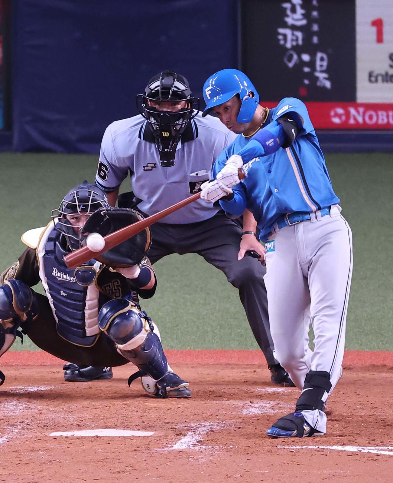 オリックス対日本ハム　5回表日本ハム1死一塁、谷内は右中間へ勝ち越し適時二塁打を放つ（撮影・上田博志）