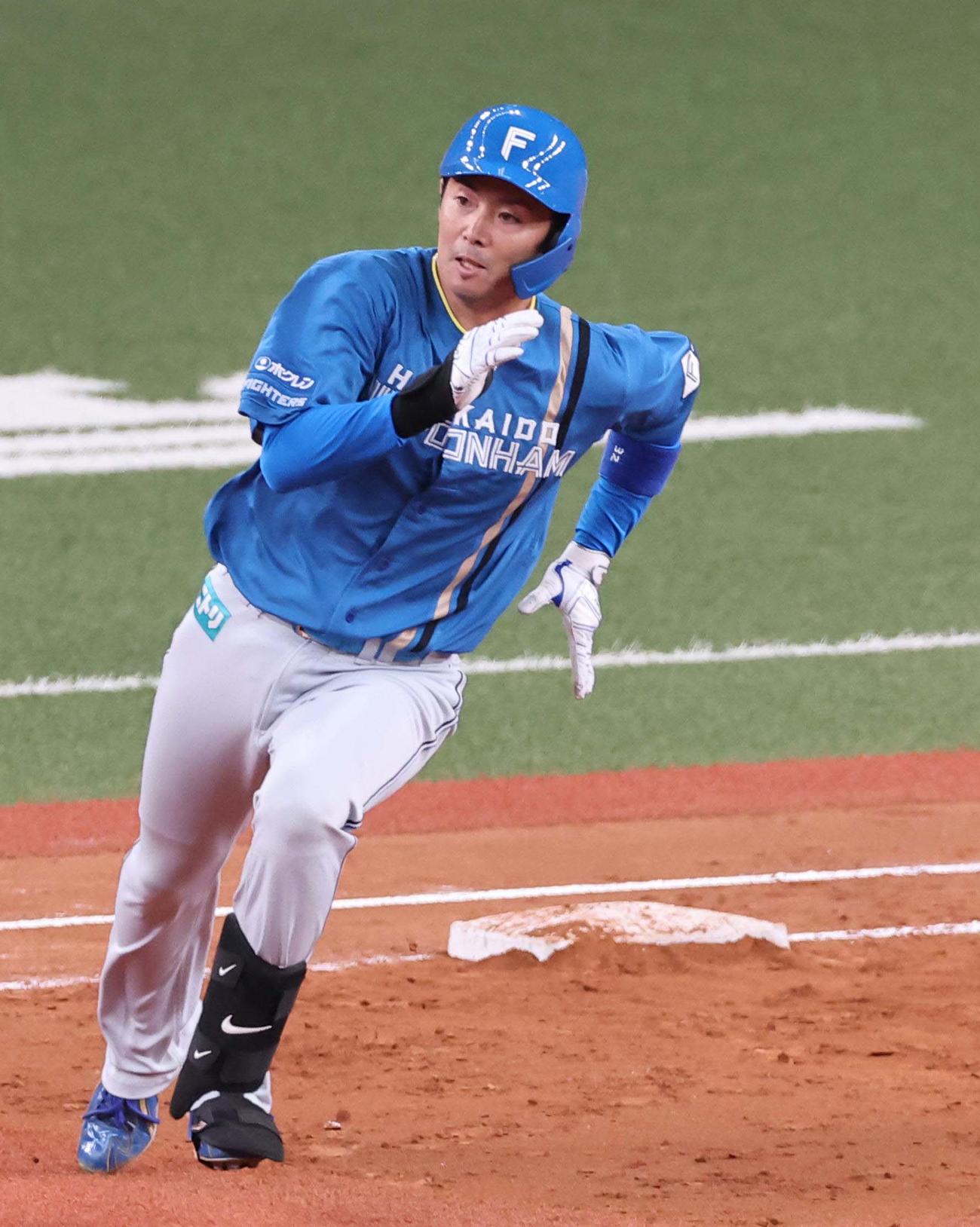 オリックス対日本ハム　5回表日本ハム1死一塁、谷内は右中間へ勝ち越し適時二塁打を放つ（撮影・上田博志）