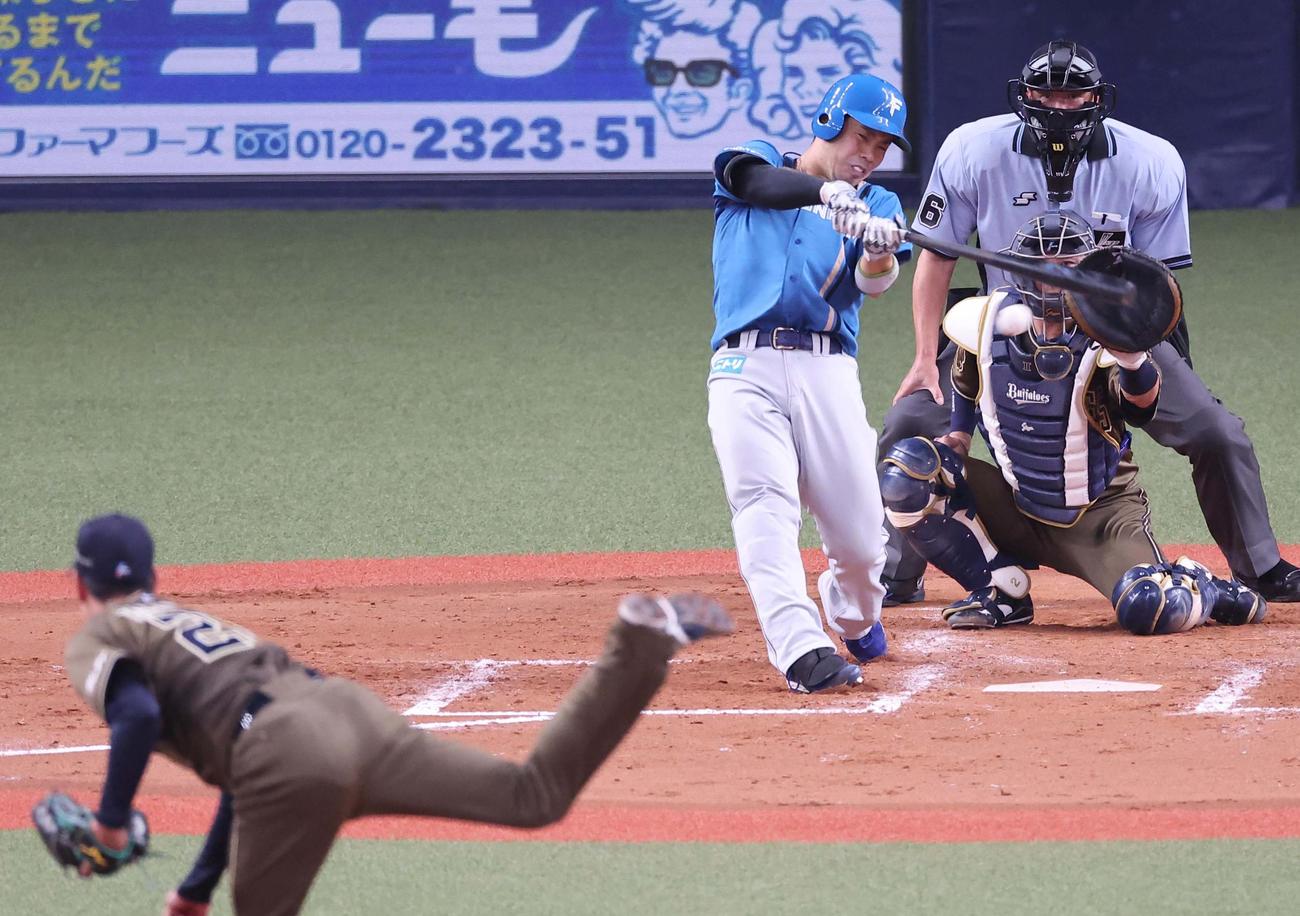 オリックス対日本ハム　4回表日本ハム1死二塁、近藤は右前安打を放つ（撮影・上田博志）