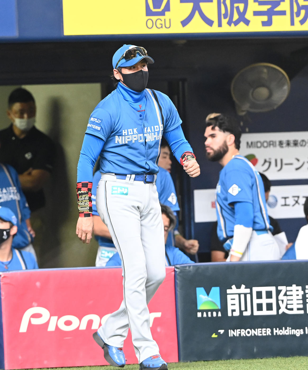 オリックス対日本ハム　7回、交代を告げるためベンチを出る新庄監督（撮影・前岡正明）