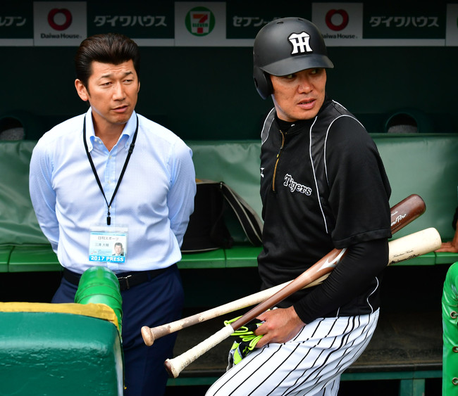話をする三浦大輔氏（左）と福留孝介（2017年9月24日）