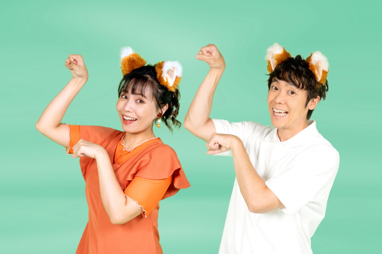 「おかあさんといっしょ」の上原りささん（左）と11代目体操のお兄さんを務めた小林よしひささん（球団提供）