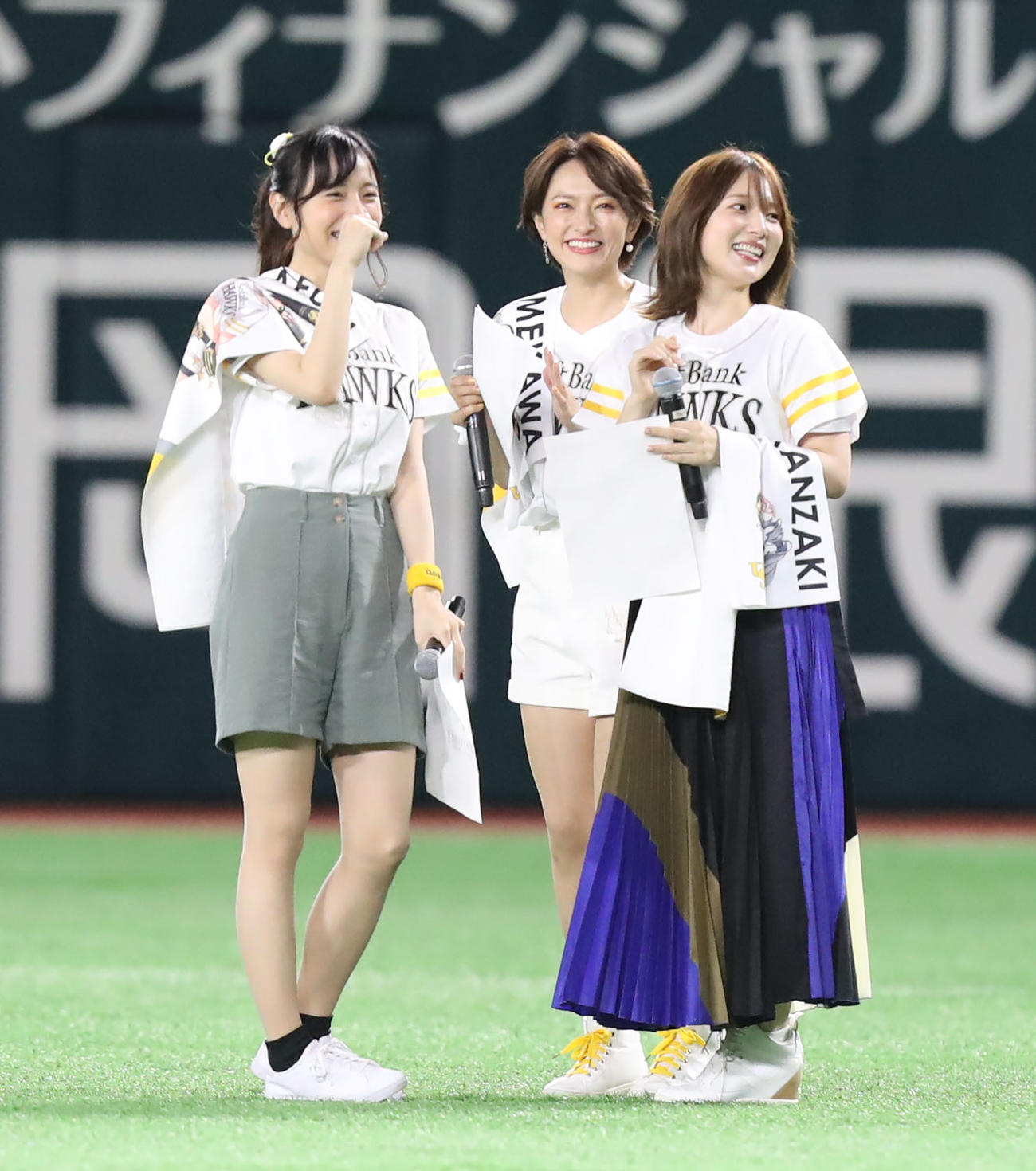 ソフトバンク対楽天　「アイドルマスター　シンデレラガールズ」とのコラボイベントで球場を盛り上げる左から森下来奈、杜野まこ、内田真礼（撮影・屋方直哉）