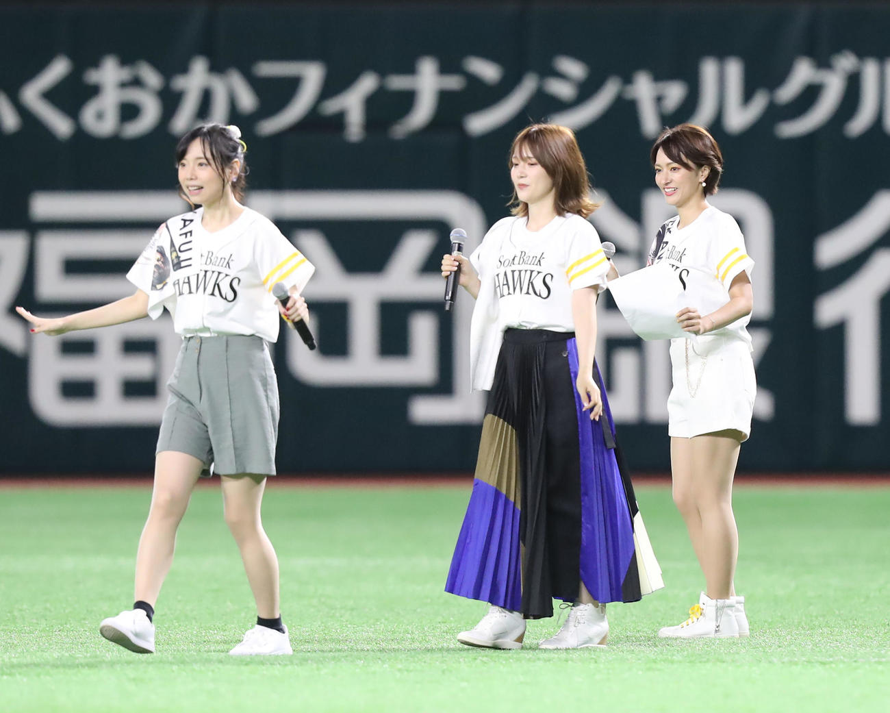 ソフトバンク対楽天　「アイドルマスター　シンデレラガールズ」とのコラボイベントで球場を盛り上げる左から森下来奈、内田真礼、杜野まこ（撮影・屋方直哉）