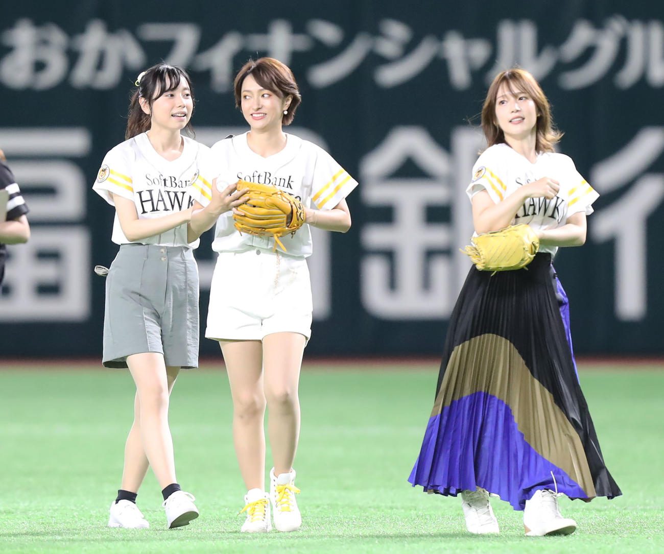 ソフトバンク対楽天　「アイドルマスター　シンデレラガールズ」とのコラボイベントで球場を盛り上げる左から森下来奈、杜野まこ、内田真礼（撮影・屋方直哉）