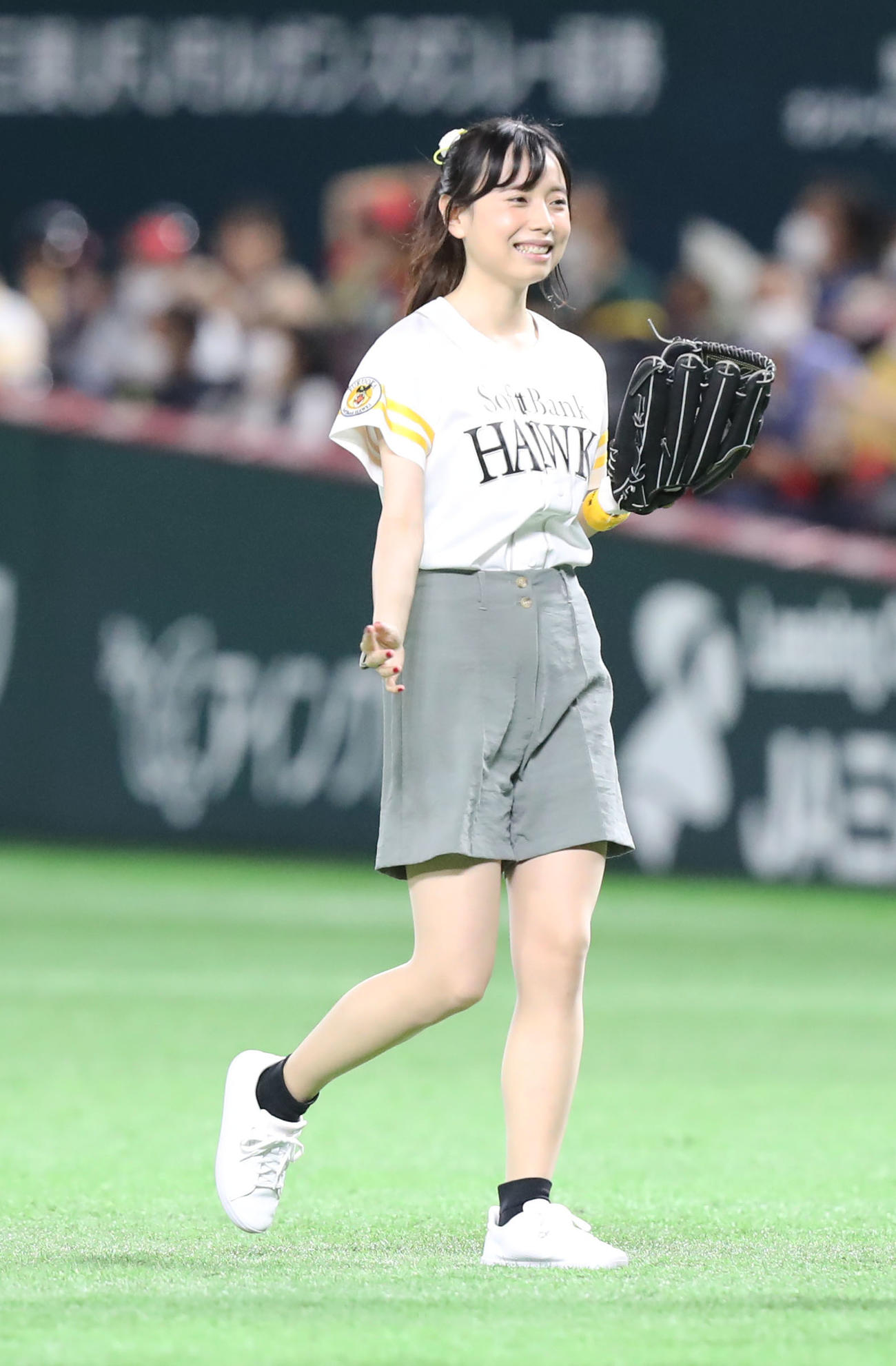 ソフトバンク対楽天　「アイドルマスター　シンデレラガールズ」とのコラボイベントで笑顔でセレモニアルピッチを行う森下来奈（撮影・屋方直哉）