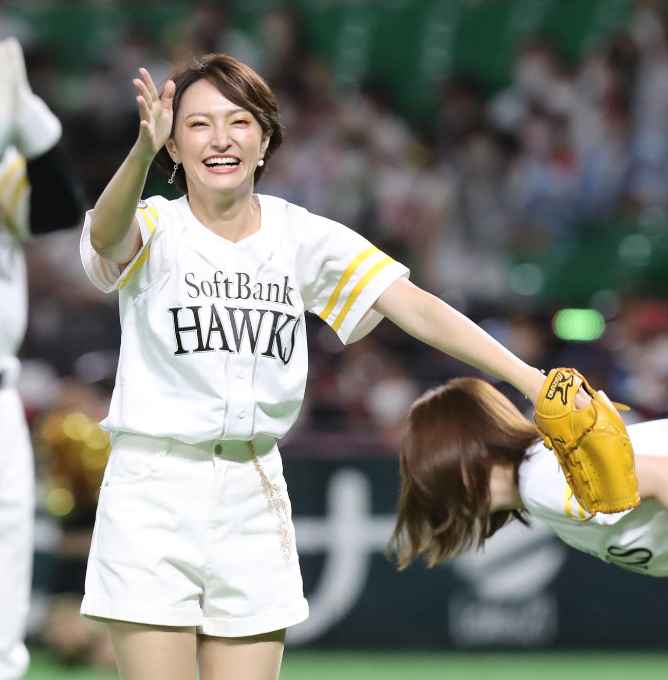 ソフトバンク対楽天　「アイドルマスター　シンデレラガールズ」とのコラボイベントで笑顔でセレモニアルピッチを行う杜野まこ（撮影・屋方直哉）