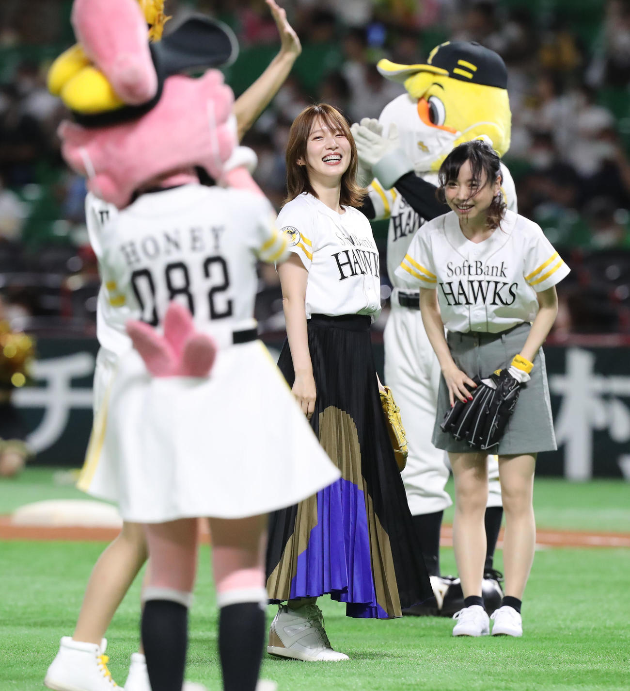 ソフトバンク対楽天　「アイドルマスター　シンデレラガールズ」とのコラボイベントで笑顔でセレモニアルピッチを行う内田真礼（撮影・屋方直哉）
