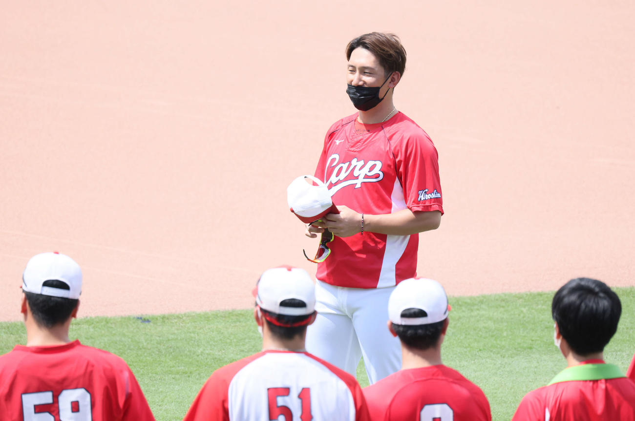 広島対阪神　試合前練習　1軍に復帰しナインにあいさつする西川（撮影・加藤孝規）