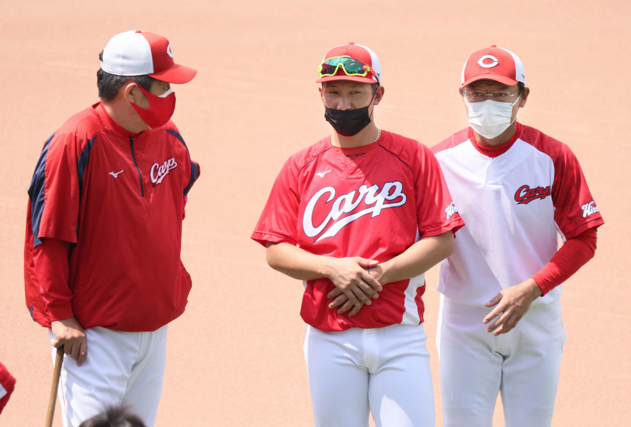 広島対阪神　試合前練習　1軍に復帰し、佐々岡監督（左）と話し合う西川（中央）。右は河田ヘッドコーチ（撮影・加藤孝規）
