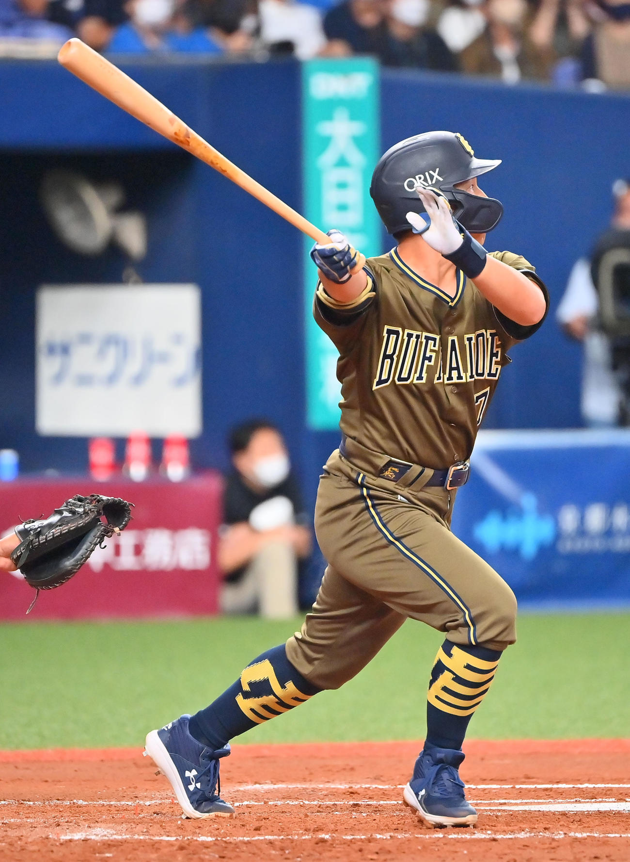 オリックス対日本ハム　1回裏オリックス2死一塁、左越えに逆転の2点本塁打を放つ吉田正（撮影・和賀正仁）