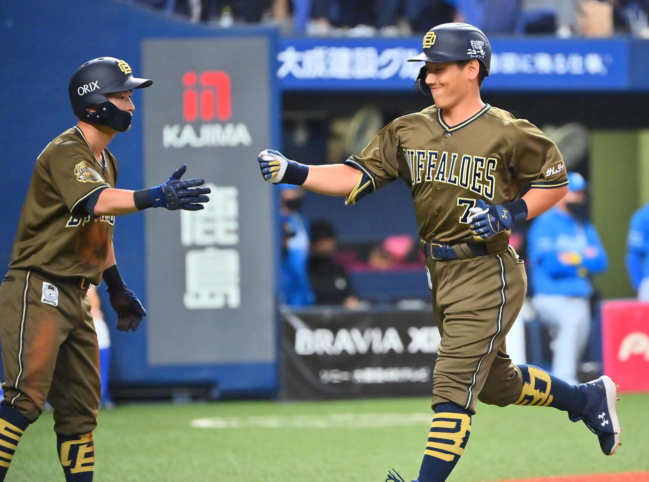 オリックス対日本ハム　1回裏オリックス2死一塁、左越えに逆転の2点本塁打を放ち生還する吉田正（撮影・和賀正仁）