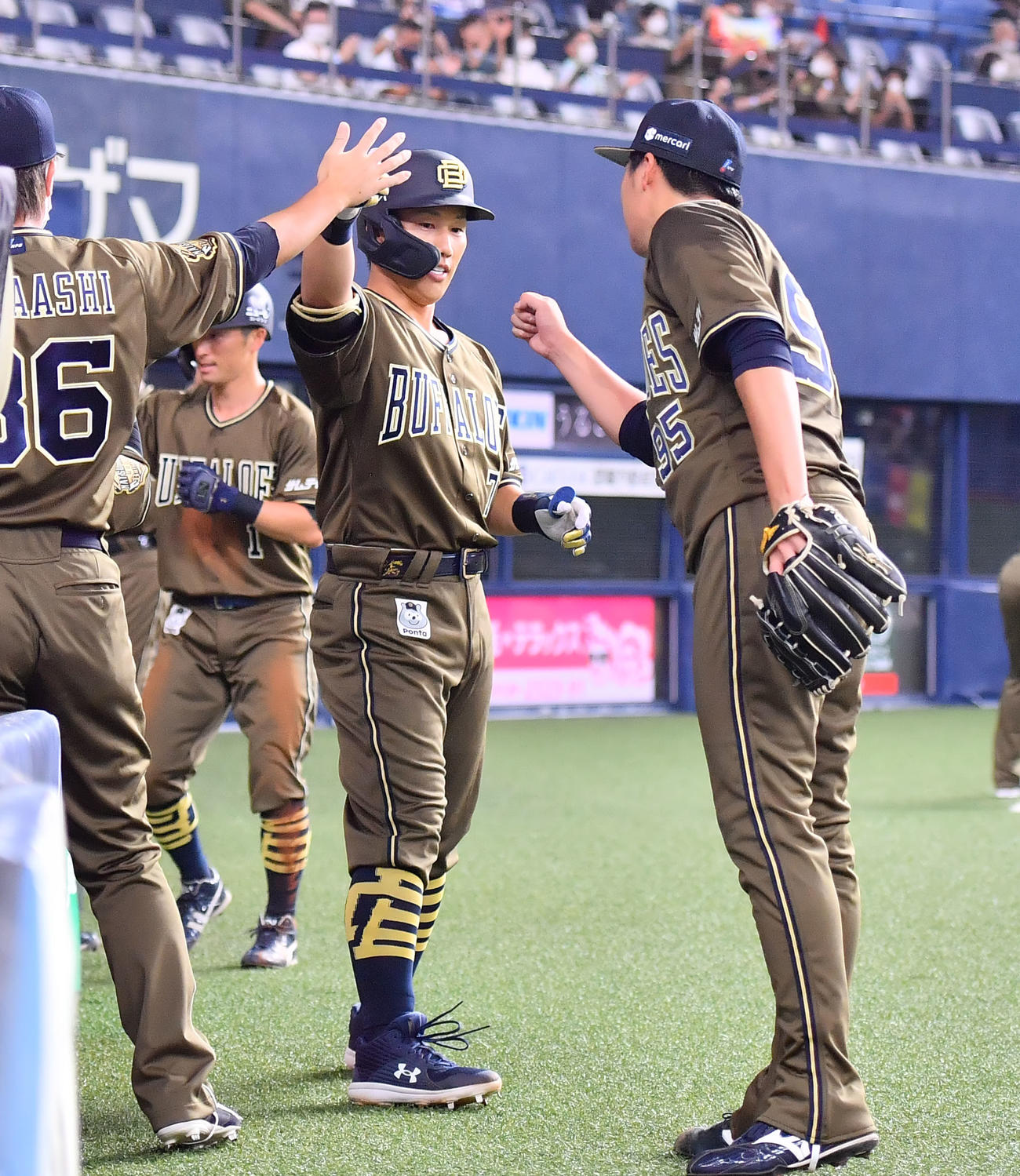 オリックス対日本ハム　1回裏オリックス2死一塁、左越えに逆転の2点本塁打を放った吉田正（中央）は東（右）とタッチ（撮影・和賀正仁）