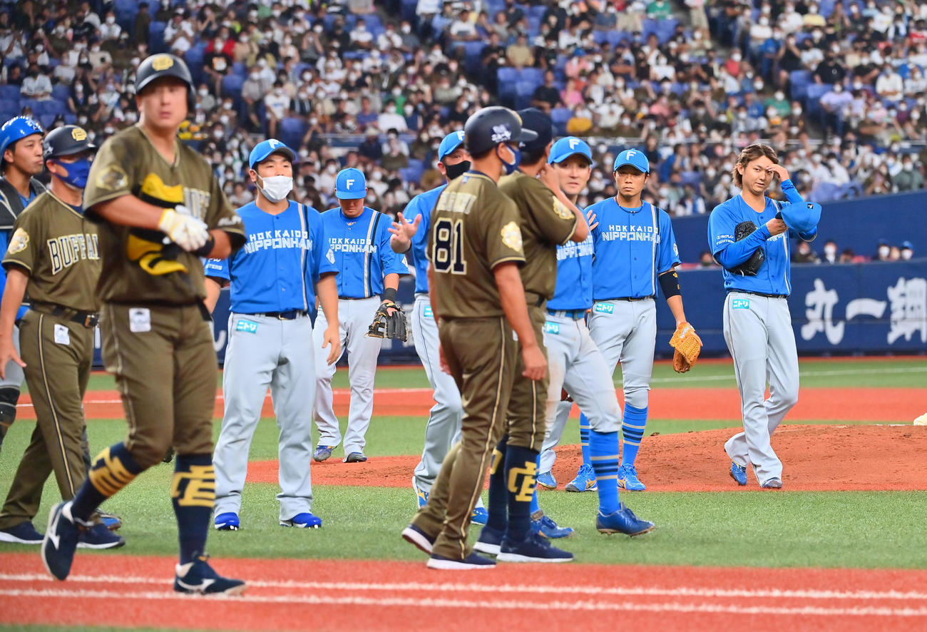 オリックス対日本ハム　3回裏オリックス1死、杉本（左）に2打席連続で死球を与えた田中（撮影・和賀正仁）