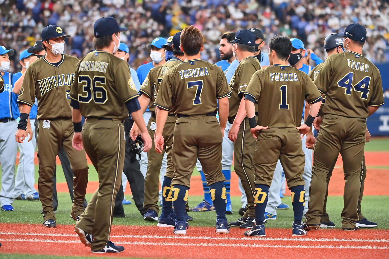 オリックス対日本ハム　3回裏オリックス1死、杉本に2打席連続で死球を与え一触即発のムードとなる両チーム（撮影・和賀正仁）