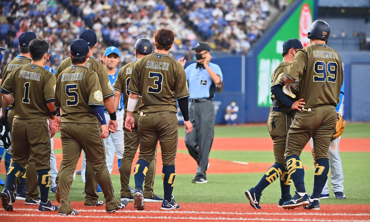 オリックス対日本ハム　3回裏オリックス1死、杉本（右）に2打席連続で死球を与え一触即発のムードとなる両チーム（撮影・和賀正仁）