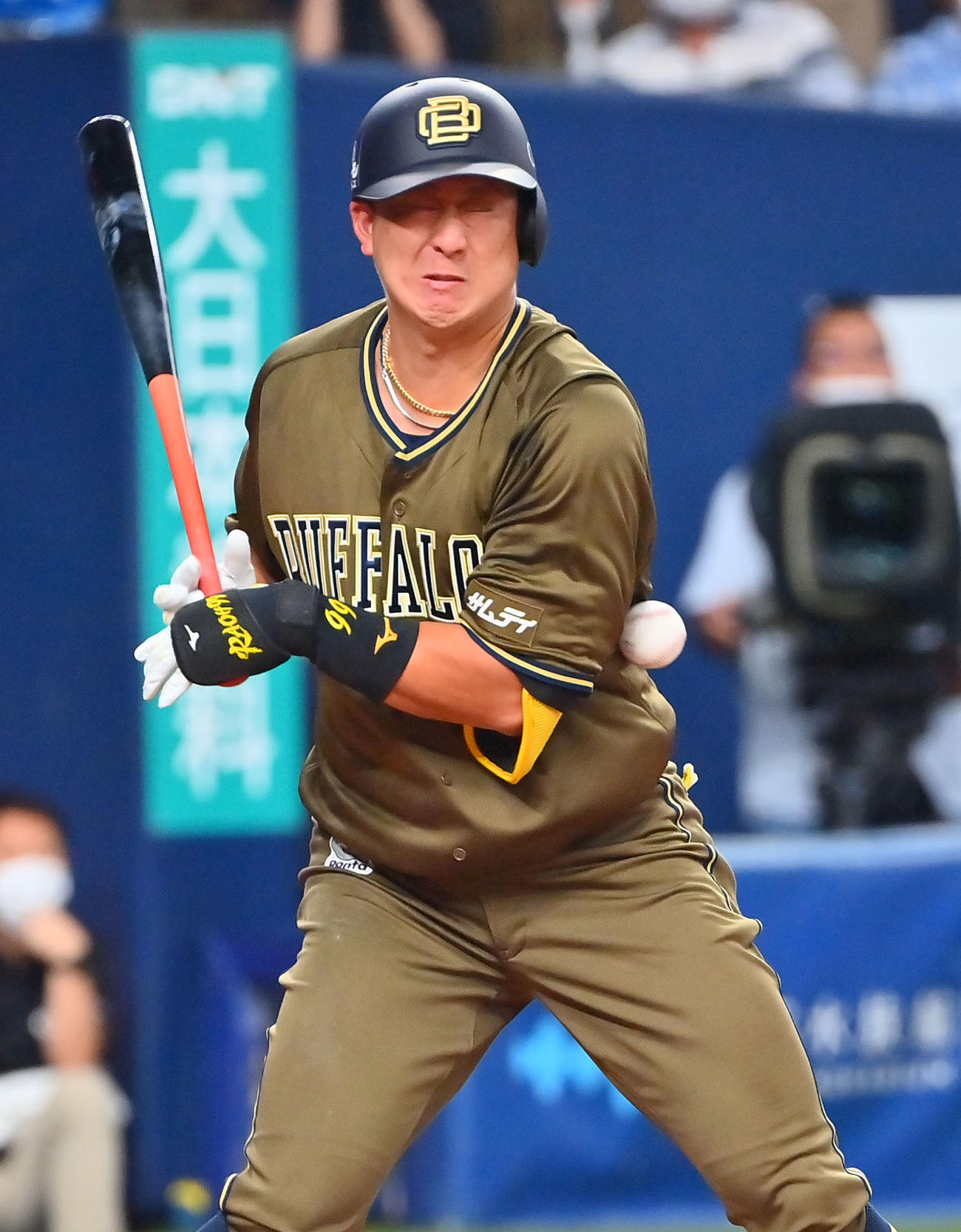 オリックス対日本ハム　3回裏オリックス1死、2打席連続で死球を受ける杉本（撮影・和賀正仁）