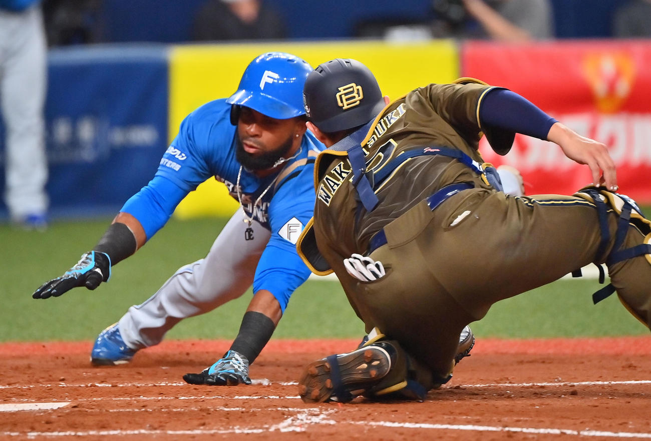 オリックス対日本ハム　4回表日本ハム2死一塁、郡の左越え二塁打で本塁を狙ったアルカンタラはタッチアウト、捕手若月（撮影・和賀正仁）