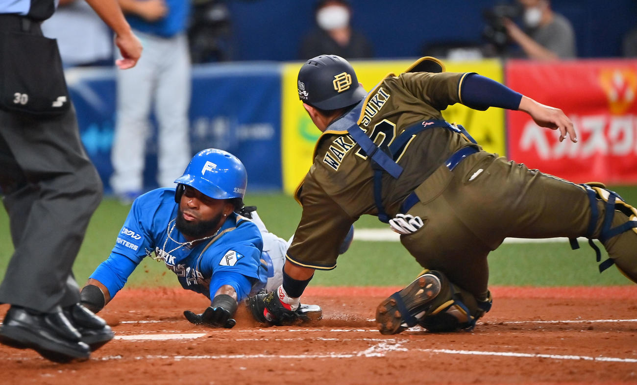 オリックス対日本ハム　4回表日本ハム2死一塁、郡の左越え二塁打で本塁を狙ったアルカンタラはタッチアウト、捕手若月（撮影・和賀正仁）