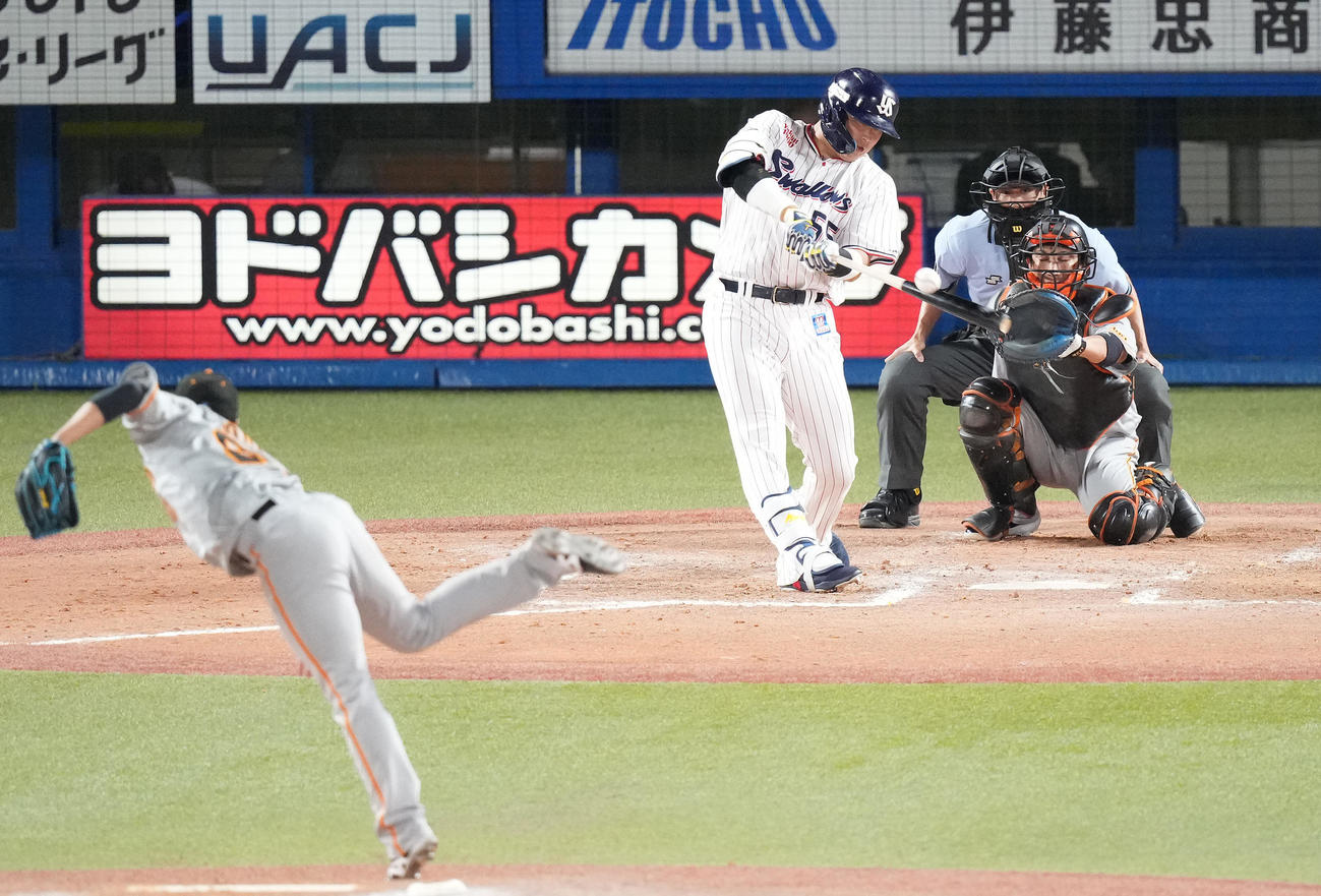 5日　ヤクルト対巨人　9回裏ヤクルト1死、中前打を放つ村上。投手戸田（撮影・鈴木みどり）