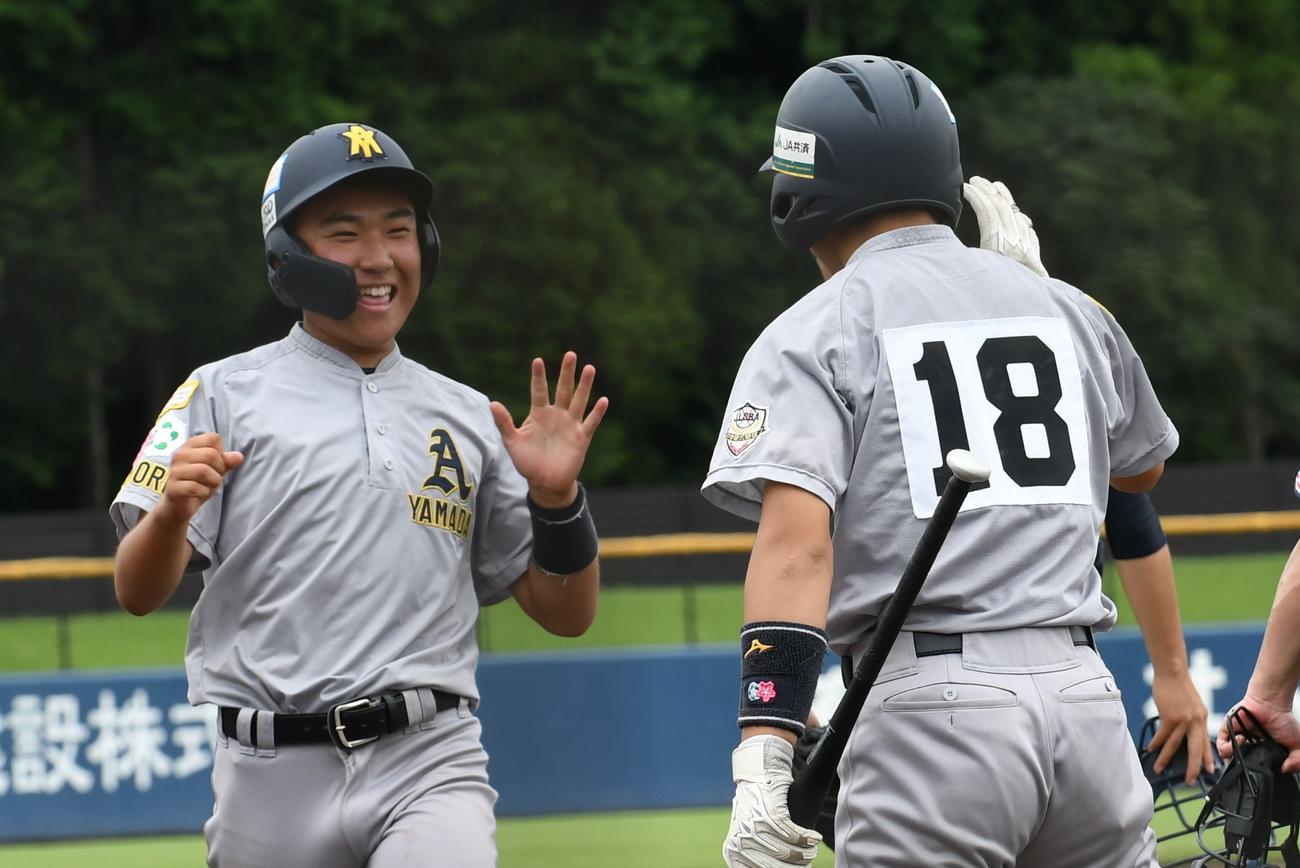 3回裏、青森山田の4点目のホームを踏んだ田中（左）はニッコリ。右は船橋