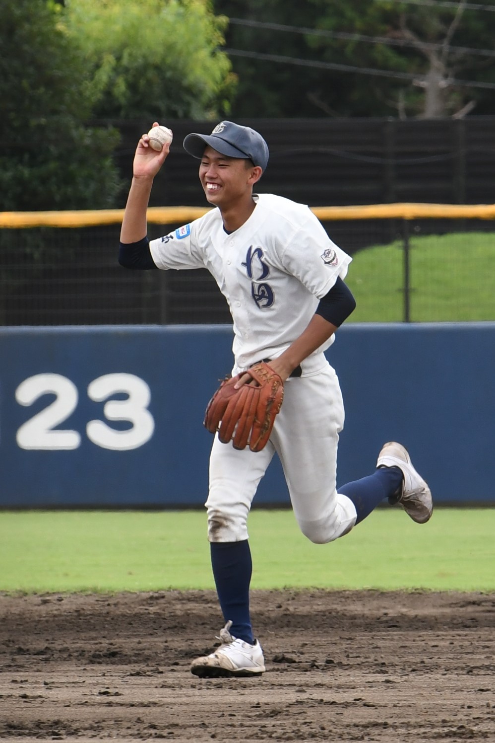 6回裏2死、強烈な二直を好捕した行田・川口は笑顔でベンチにボールを掲げた