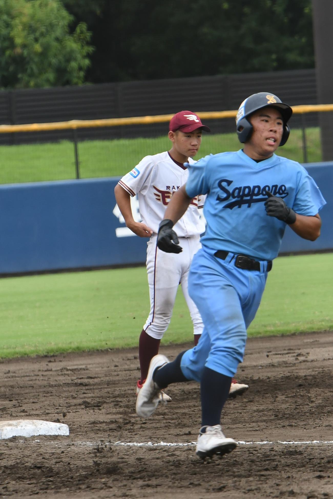 6回裏無死、左翼席に決勝弾を放った札幌新琴似・鈴木は表情を変えずにホームへ向かった（撮影・久我悟）