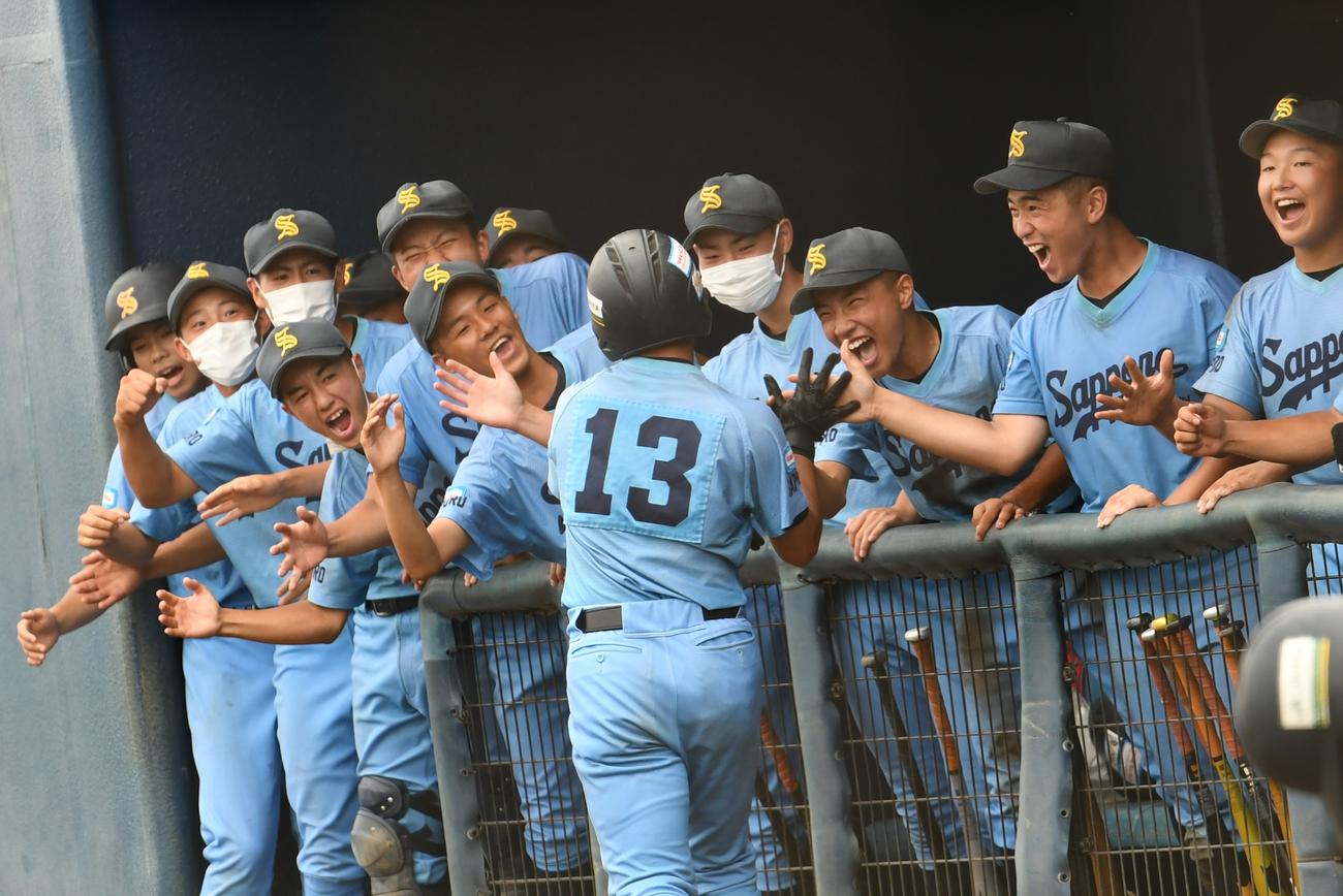 6回裏無死、決勝弾を放った鈴木を祝福する札幌新琴似ベンチ（撮影・久我悟）