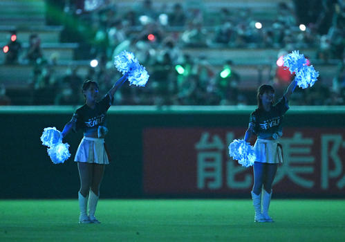 試合後、電飾のアイテムを手にビクトリーセレモニーをする東北ゴールデンエンジェルス（2022年7月31日撮影）