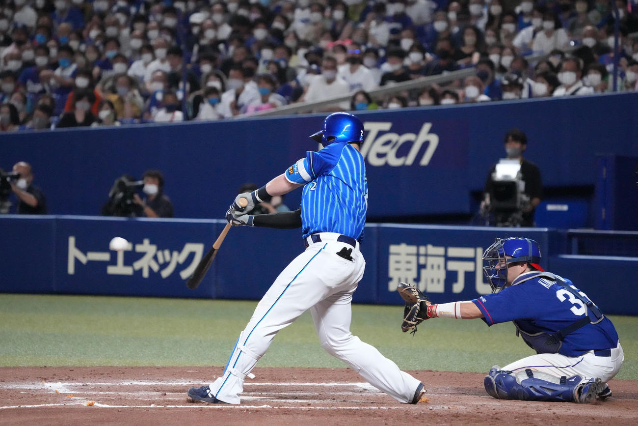中日対DeNA 9回表DeNA2死一、三塁、右適時二塁打を放つ牧（撮影・森本幸一）