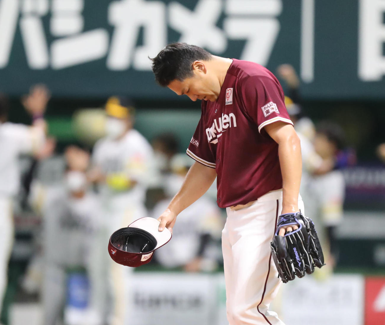 5回裏ソフトバンク2死一、二塁、田中将は牧原大に中前適時打を浴び、悔しげな表情を見せる（撮影・屋方直哉）