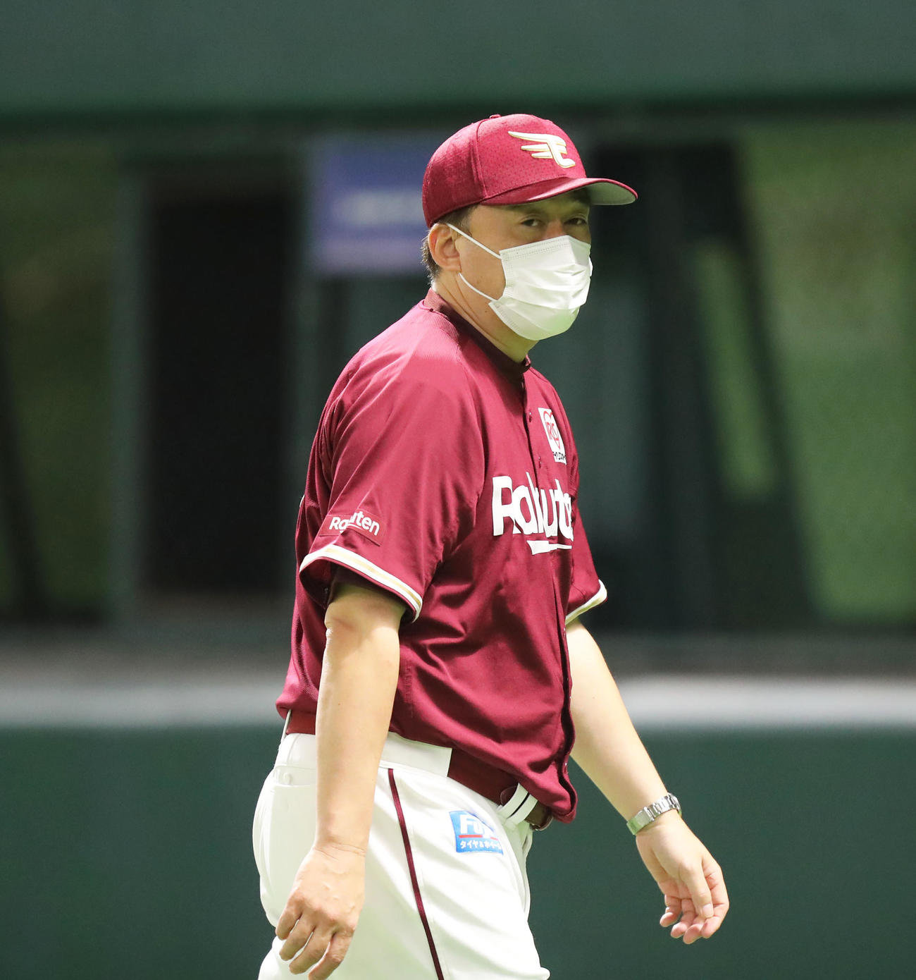 7回裏に選手の交代を告げる石井監督（撮影・屋方直哉）