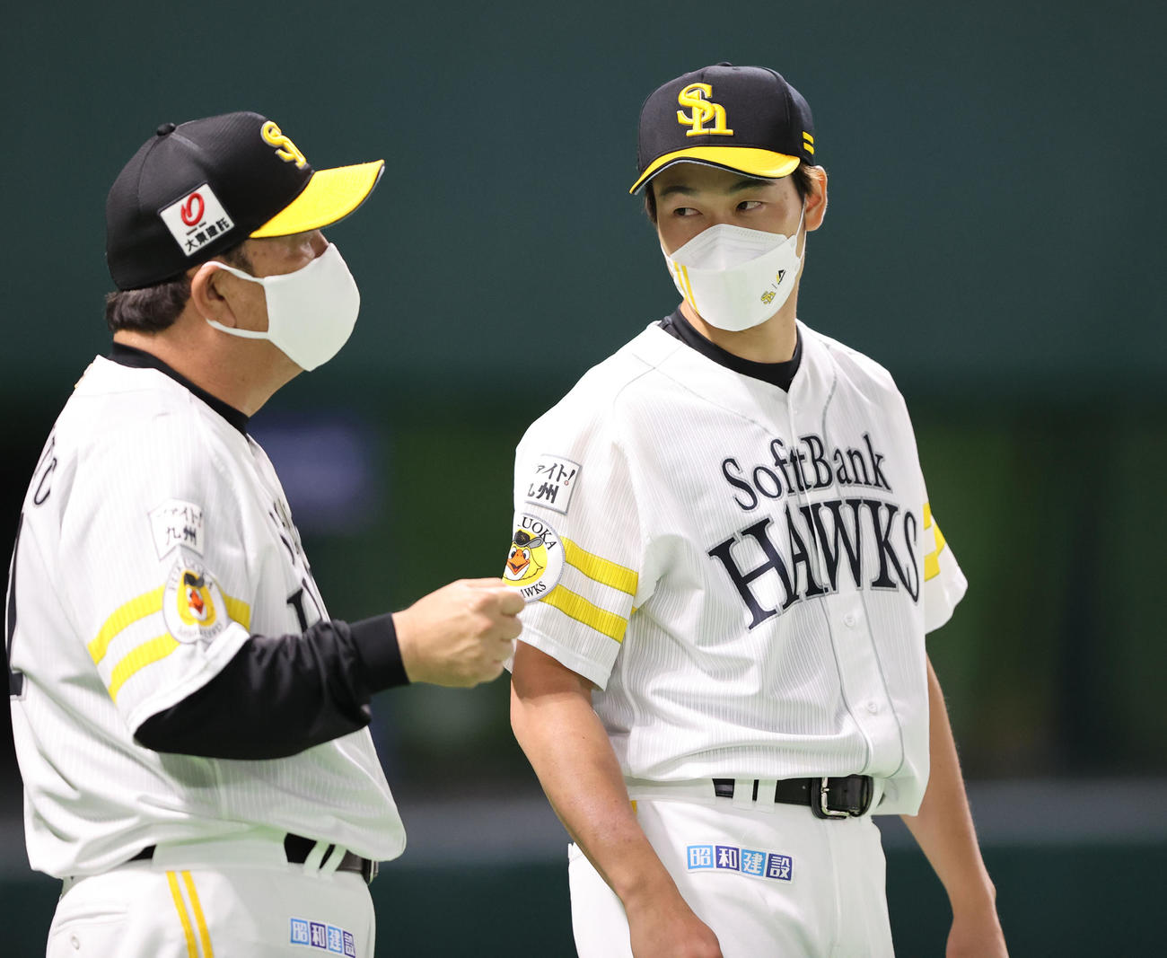 ソフトバンク対楽天　勝利投手となった武田翔太は藤本博史監督と笑顔で話をする（撮影・梅根麻紀）