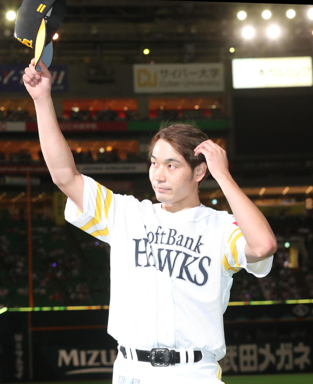 ソフトバンク対楽天　ヒーローになった武田翔太はファンに手を振る（撮影・梅根麻紀）