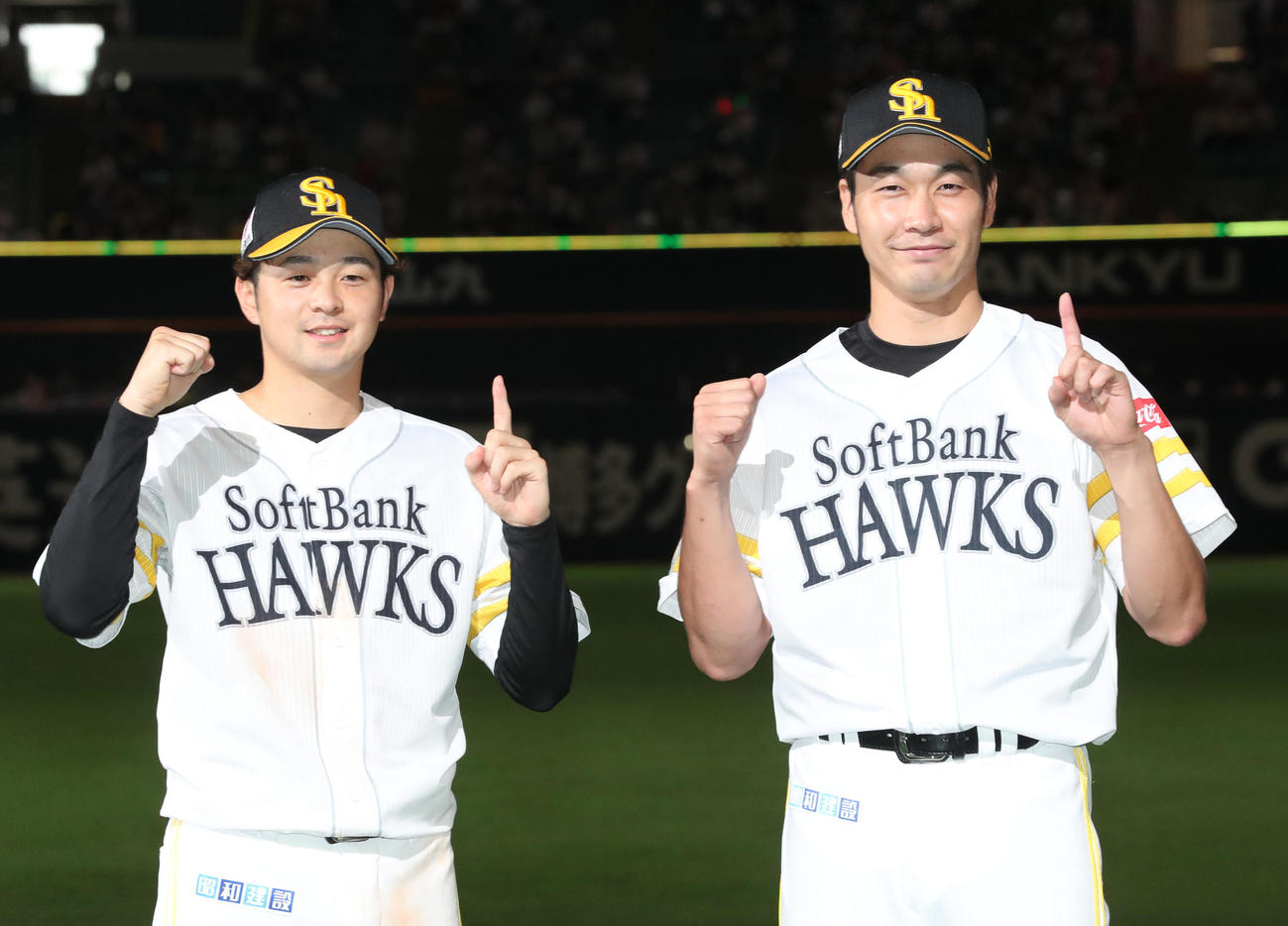 ソフトバンク対楽天　ヒーローになった川瀬と武田はポーズを決める（撮影・梅根麻紀）