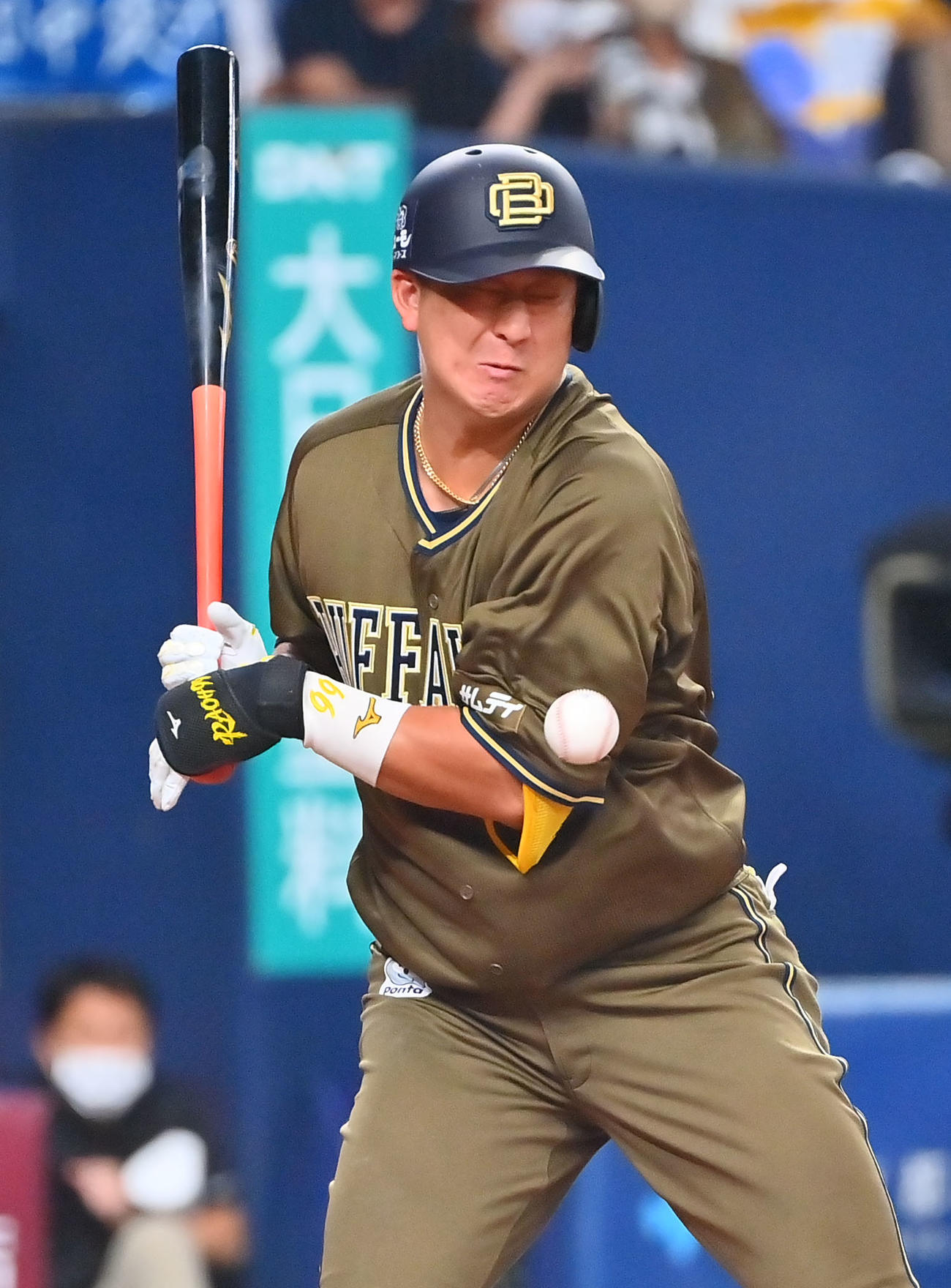 1回裏オリックス2死、死球を受ける杉本（撮影・和賀正仁）
