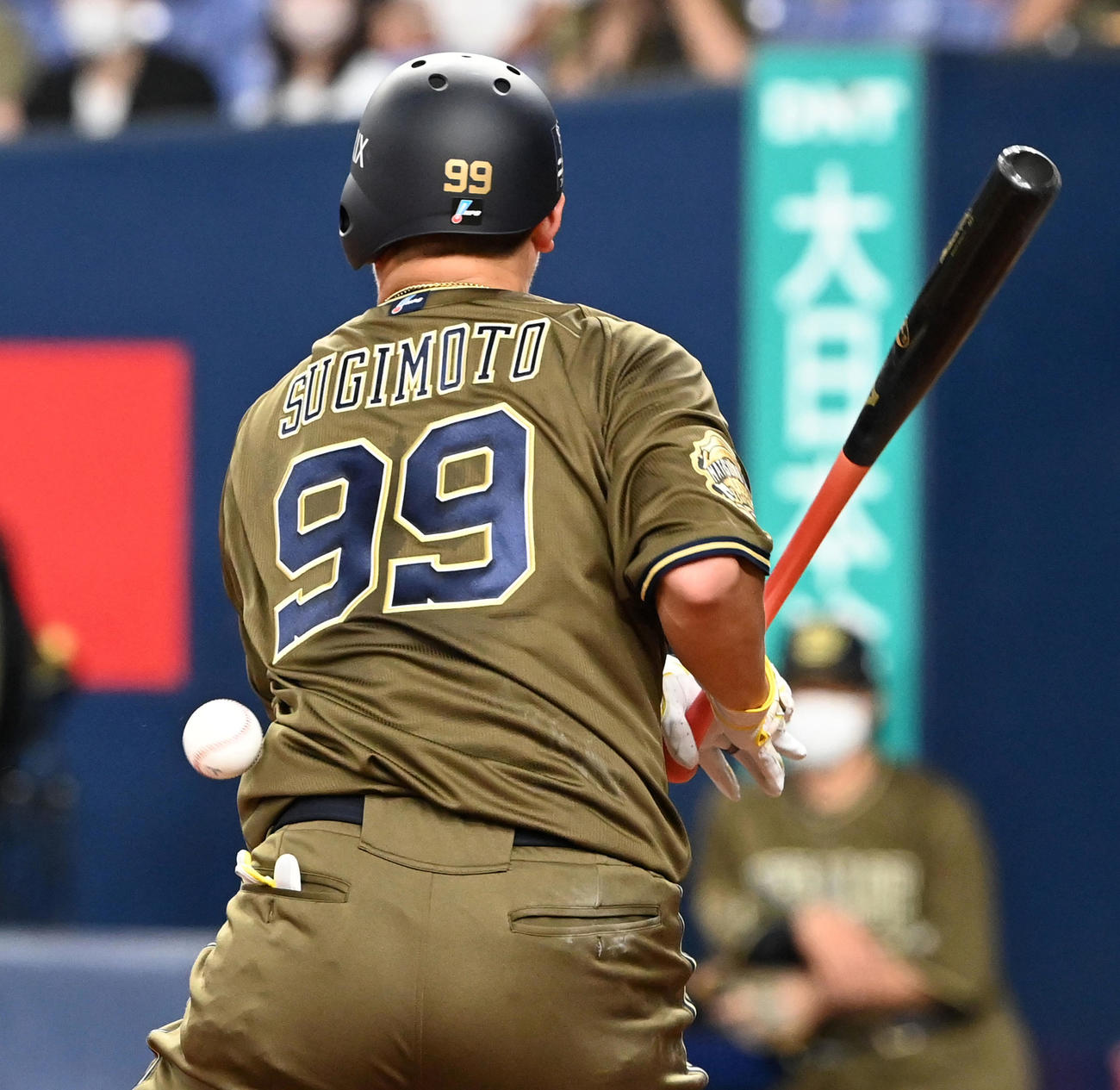 3回裏オリックス1死、杉本は2打席続けて死球を受ける（撮影・前岡正明）