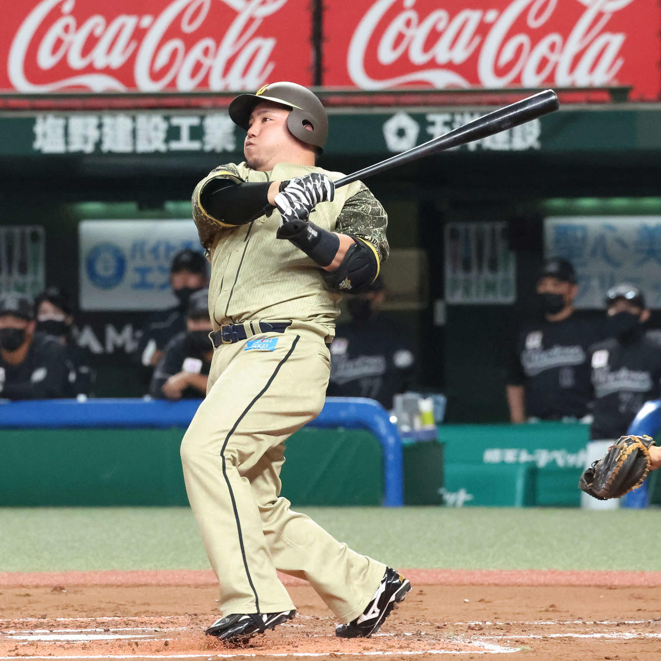 西武対ロッテ　2回裏西武無死、山川は左越えに先制本塁打を放つ（撮影・丹羽敏通）
