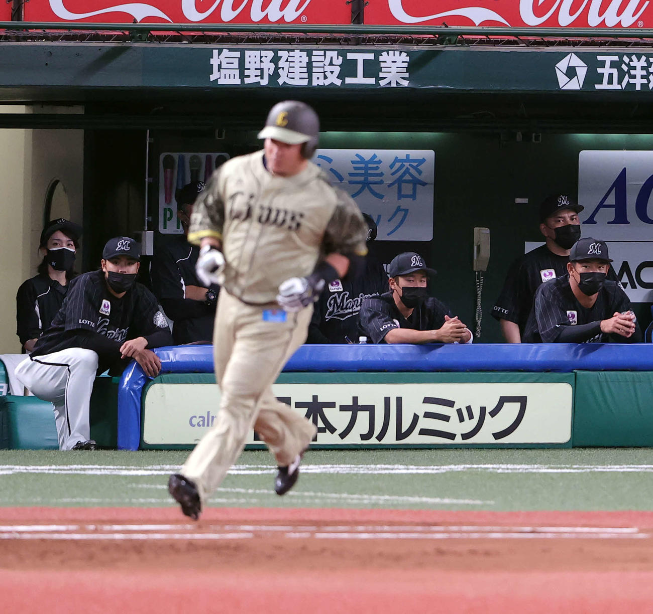 西武対ロッテ　2回裏西武無死、山川に左越え先制本塁打を許し、ベンチで厳しい表情の井口監督（右奥）（撮影・浅見桂子）
