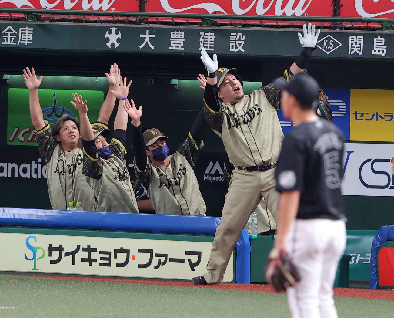 西武対ロッテ　2回裏西武無死、山川は左越え先制本塁打を放ち、どすこいポーズ（撮影・浅見桂子）