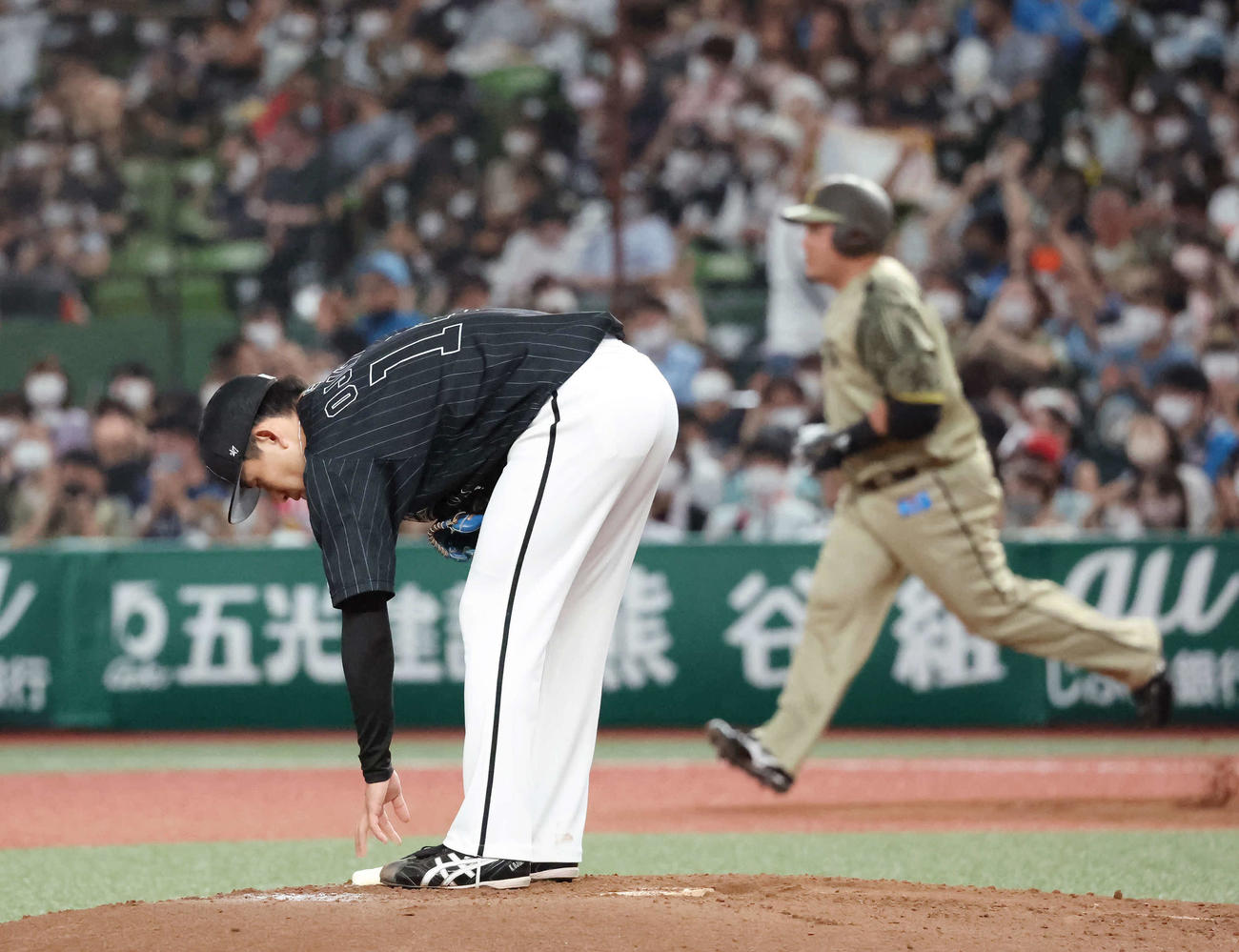 西武対ロッテ　2回裏西武無死、山川に先制本塁打を打たれた先発小島（撮影・丹羽敏通）