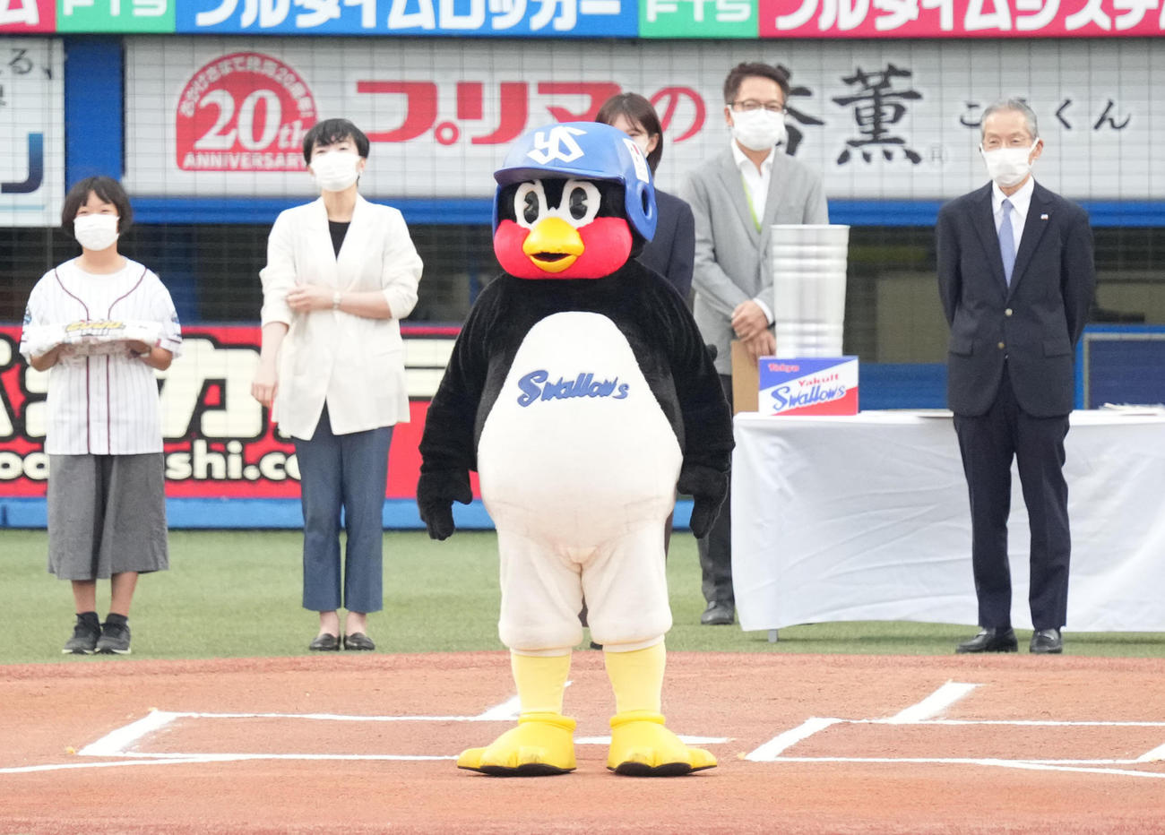 主催2000試合出場の表彰に臨むつば九郎（撮影・鈴木みどり）