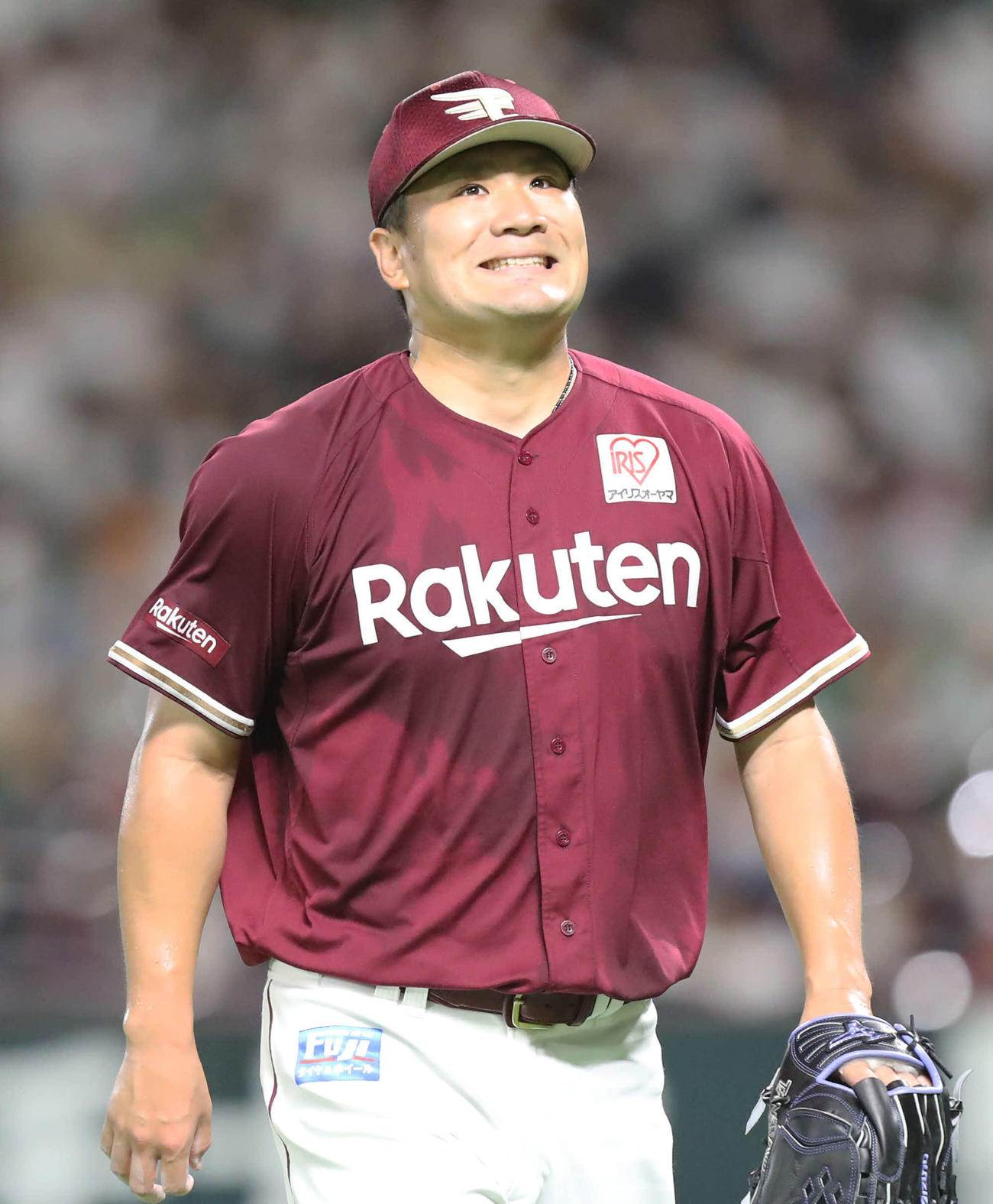 ソフトバンク対楽天　5回裏を投げ終え、悔しげな表情でベンチに戻る田中将（撮影・屋方直哉）