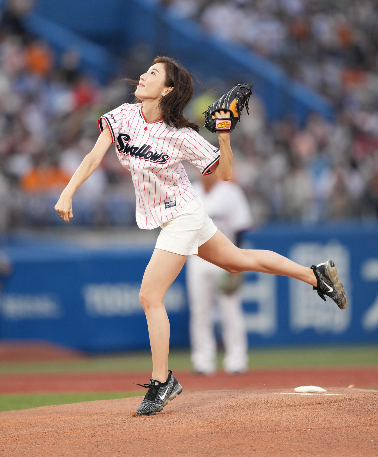ヤクルト対巨人　始球式を務める小沢陽子アナウンサー（撮影・菅敏）