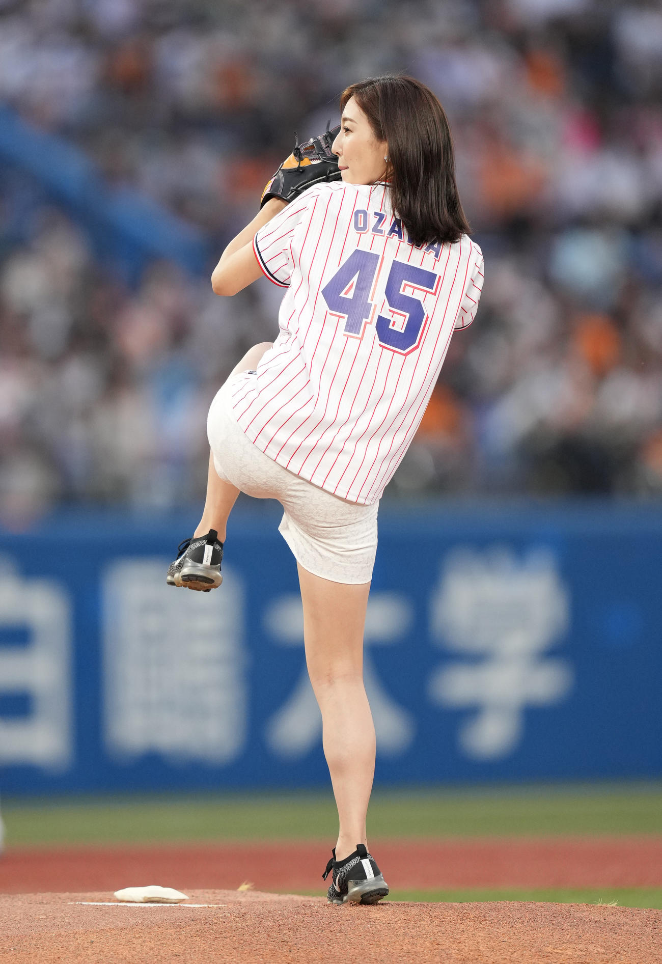 ヤクルト対巨人　始球式を務める小沢陽子アナウンサー（撮影・菅敏）
