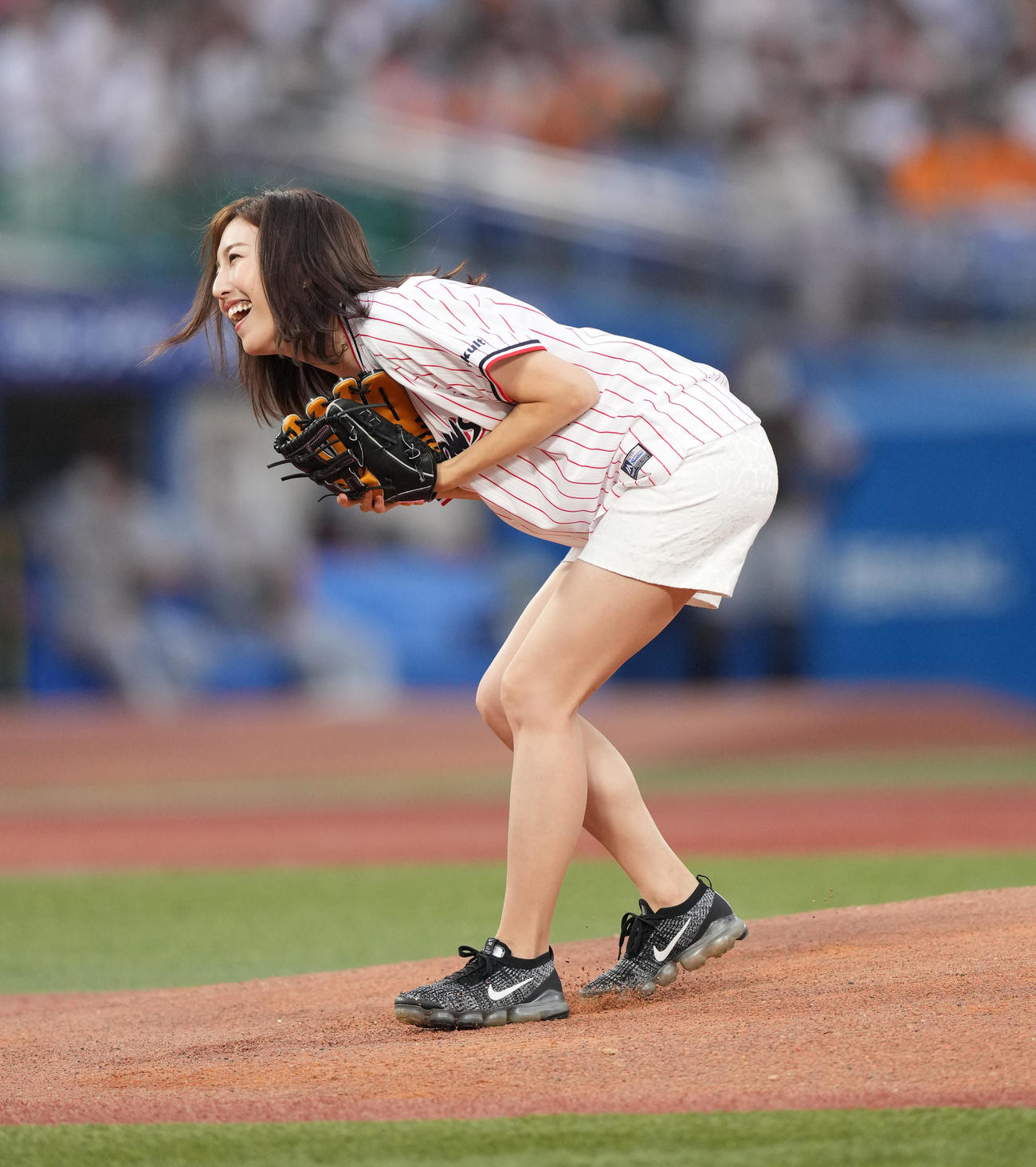 ヤクルト対巨人　始球式を務める小沢陽子アナウンサー（撮影・菅敏）
