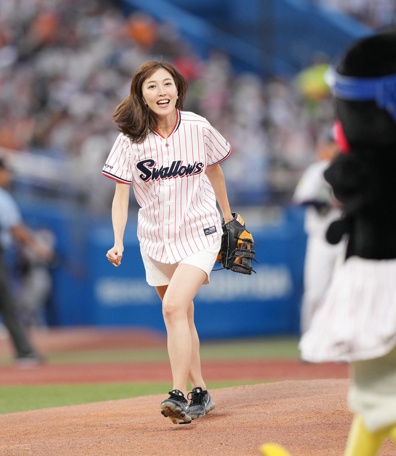 ヤクルト対巨人　始球式を務めた小沢陽子アナウンサー（撮影・菅敏）