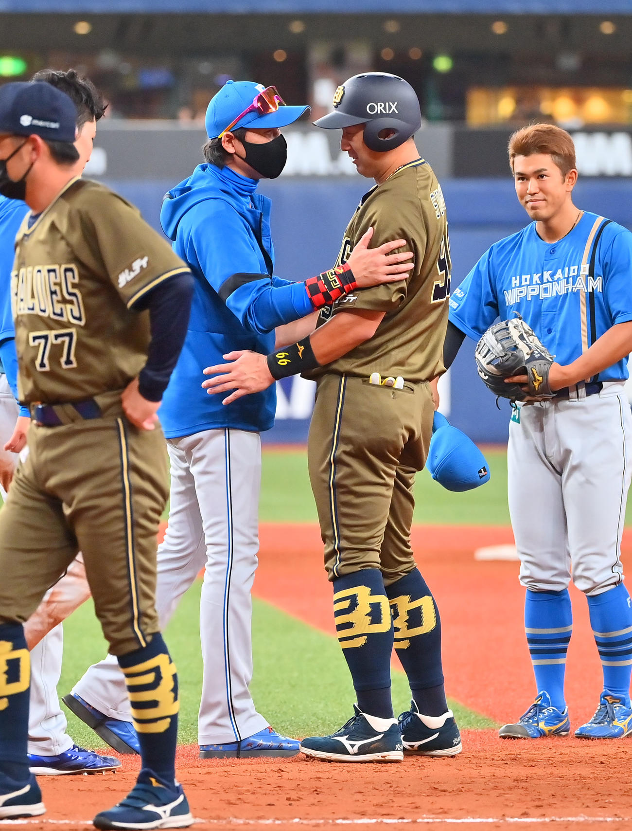 オリックス対日本ハム　3回裏オリックス1死、杉本（右）に2打席連続で死球を与え謝罪する日本ハム新庄監督（撮影・和賀正仁）